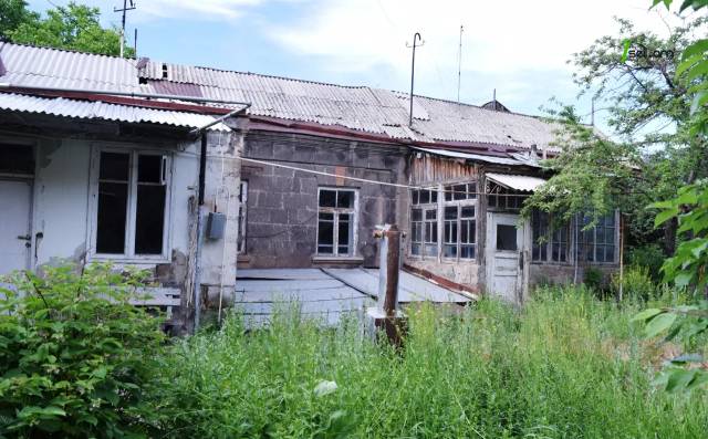 Մեկ հարկանի քարե տուն Բաքվի 26 կոմիսարների փողոցում Գյումրիում, 84 ք.մ.