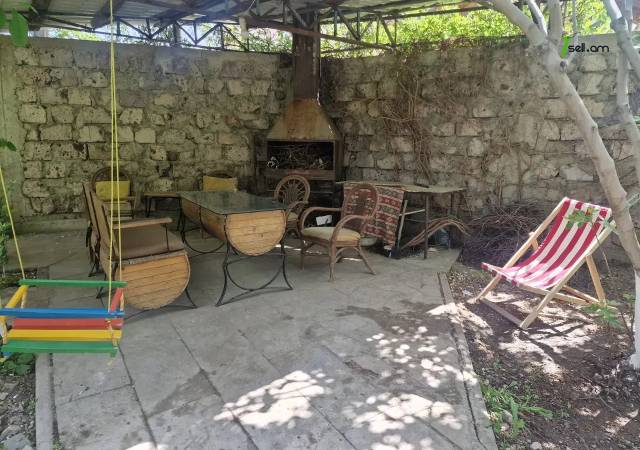 Երկու հարկանի քարե տուն Ռայնիսի փողոցում Քանաքեռ Զեյթունում, 300 քմ, 2 սանհանգույց, եվրովերանորոգված