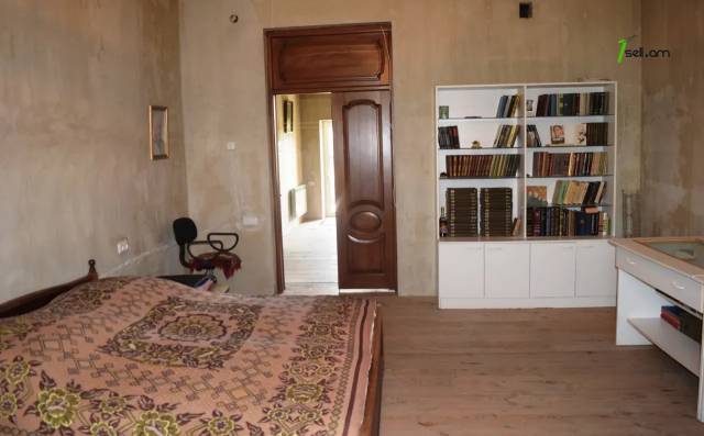 5 սենյականոց բնակարան Ավետիք Իսահակյանի փողոցում, 227 ք.մ., 2 սանհանգույց, բարձր առաստաղներ