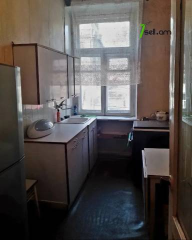 2 սենյականոց բնակարան Պարոնյան փողոցում, 70 ք.մ., բարձր առաստաղներ, 2/5 հարկ, կոսմետիկ վերանորոգում