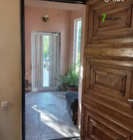 Երկու հարկանի քարե տուն Շոպրոնի փողոցում Նոր Նորքում, 200 քմ, մեծ հողամաս, կոսմետիկ վերանորոգում