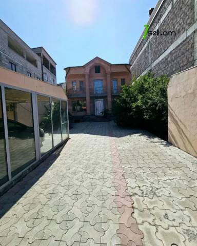 Երկու հարկանի քարե տուն Չարենցի փողոցում կենտրոնում, 740 ք.մ., 3+ սանհանգույց, կապիտալ վերանորոգված