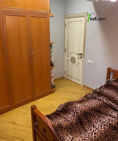 3 սենյականոց բնակարան, Աթոյան փողոցի նրբանցք, 91 ք.մ., 1/5 հարկ, կապիտալ վերանորոգված, քարե շենք