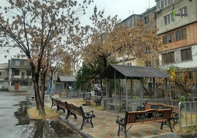 3 սենյականոց բնակարան Արցախի պողոտայում, 57 ք.մ., եվրովերանորոգված, քարե շենք