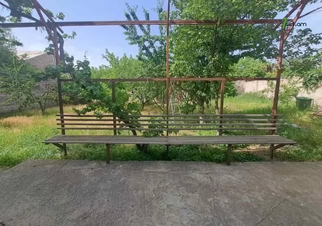 Երեք հարկանի քարե տուն Դավիթ Բեկի փողոցում Էրեբունիում, 900 ք.մ., 2 սանհանգույց