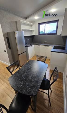 Երեք հարկանի քարե տուն Զաքարիա Քանաքեռցու փողոցում Քանաքեռ Զեյթունում, 250 քմ, 3+ սանհանգույց