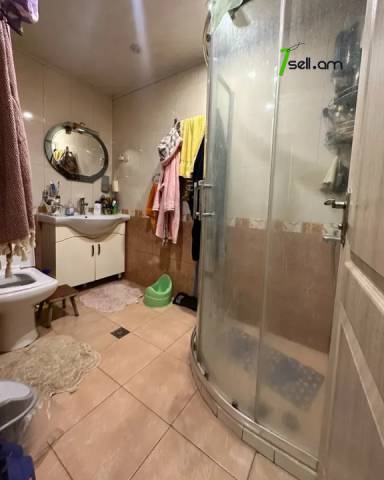 3 սենյականոց բնակարան Զաքյան փողոցում, 90 ք.մ., 1/5 հարկ, կապիտալ վերանորոգված, քարե շենք