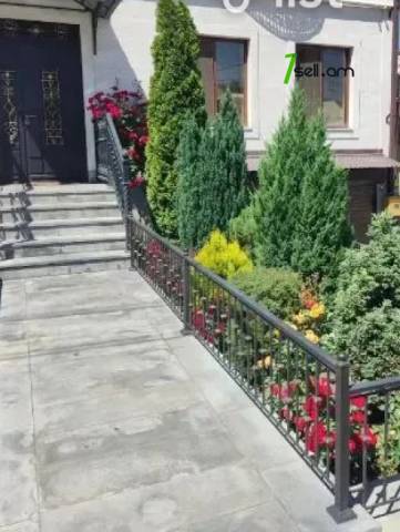 Երկու հարկանի քարե տուն Քաջազնունի փողոցում կենտրոնում, 600 ք.մ., 3+ սանհանգույց