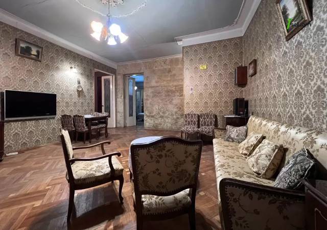 4 սենյականոց բնակարան Արամի փողոցում, 116 ք.մ., 2 սանհանգույց, մի քանի պատշգամբ, 2/5 հարկ, քարե շենք