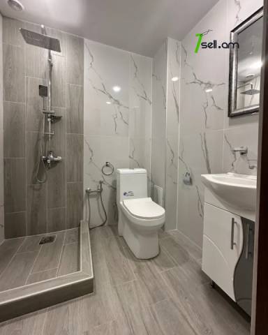 2 սենյականոց բնակարան Արամ Խաչատրյանի փողոցում, 45 ք.մ., 2/5 հարկ, կապիտալ վերանորոգված, քարե շենք