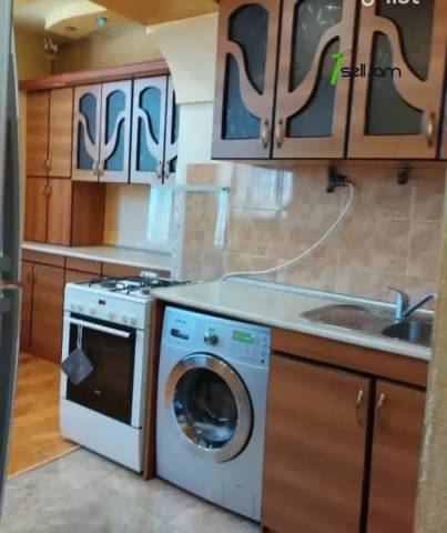 3 սենյականոց բնակարան Դավիթ Բեկի փողոցում, 80 ք.մ., նախավերջին հարկ, եվրովերանորոգված, քարե շենք