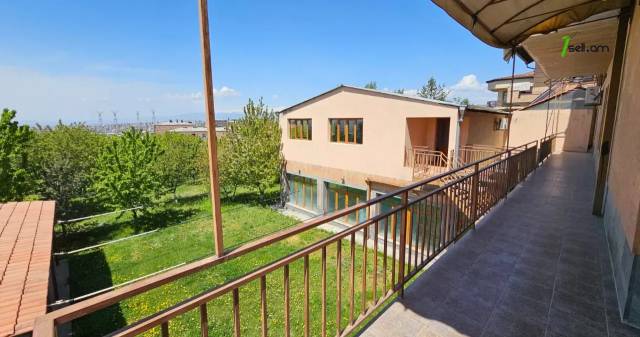 Չորս հարկանի քարե տուն Գարեգին Հովսեփյանի փողոցում Նորք Մարաշում, 2265 քմ, 3+ սանհանգույց