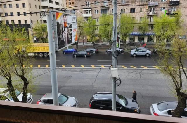 2 սենյականոց բնակարան Կոմիտասի պողոտայում, 50 ք.մ., բարձր առաստաղներ, 3/5 հարկ, եվրովերանորոգված