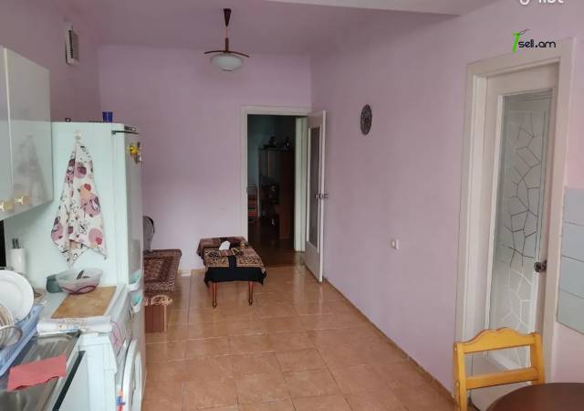 3 սենյականոց բնակարան Ղազար Փարպեցու փողոցում, 82 քմ, 1/5 հարկ, մասնակի վերանորոգում, քարե շենք