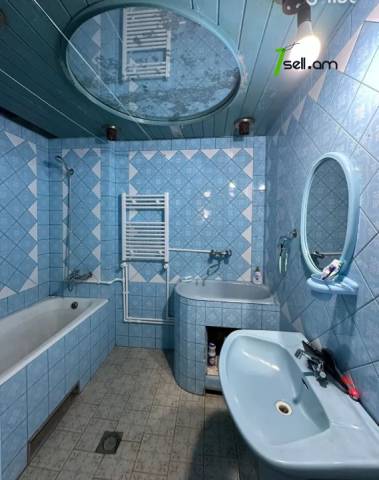 3 սենյականոց բնակարան Աղբյուր Սերոբի փողոցում, 83 ք.մ., 11/16 հարկ, մասնակի վերանորոգում