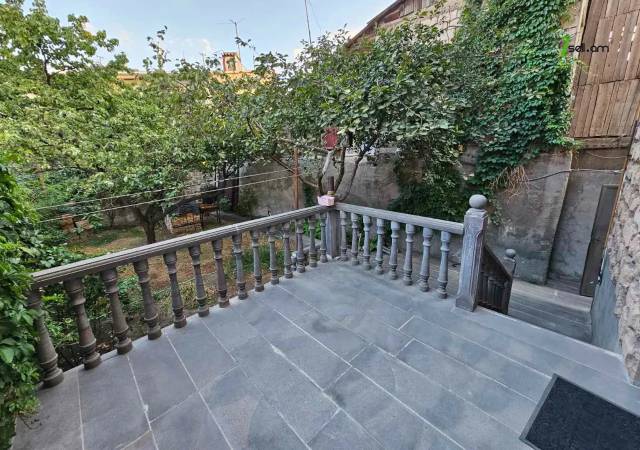 Երկու հարկանի քարե տուն Նոր Արեշի 9-րդ փողոցում Էրեբունիում, 530 ք.մ., 2 սանհանգույց