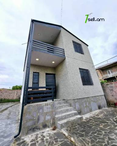 Երկու հարկանի քարե տուն Զովունի 6 փողոցում Զովունիում, 470 ք.մ., 2 սանհանգույց, կապիտալ վերանորոգված