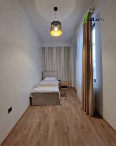 Երկու հարկանի քարե տուն, Դավթաշենի 2-րդ զանգված Դավիթաշենում, 170 ք.մ., 2 սանհանգույց