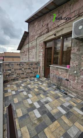 Երկու հարկանի քարե տուն Նվեր Սաֆարյան փողոցում Ավանում, 729 ք.մ., 3+ սանհանգույց