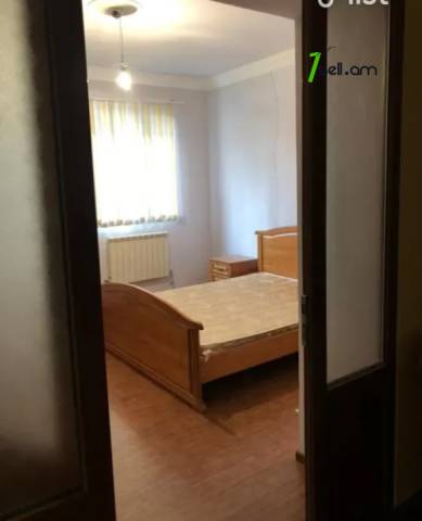 3 սենյականոց բնակարան Կարապետ Ուլնեցու փողոցում, 105 ք.մ., 2 սանհանգույց, բարձր առաստաղներ, 1/3 հարկ