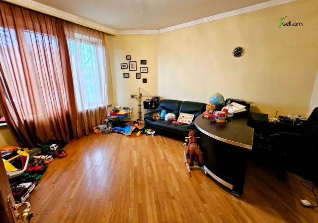 Երեք հարկանի քարե տուն, Գ-1 թաղամաս Աջափնյակում, 1391 ք.մ., 3+ սանհանգույց, կապիտալ վերանորոգված