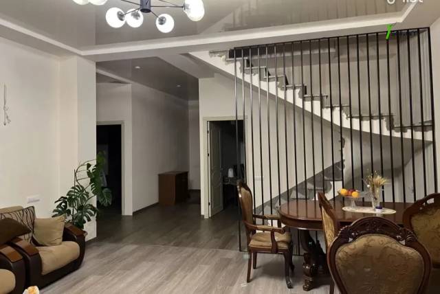 Երեք հարկանի տուն, Դուրյան թաղամաս Ավանում, 360 ք.մ., 2 սանհանգույց, եվրովերանորոգված