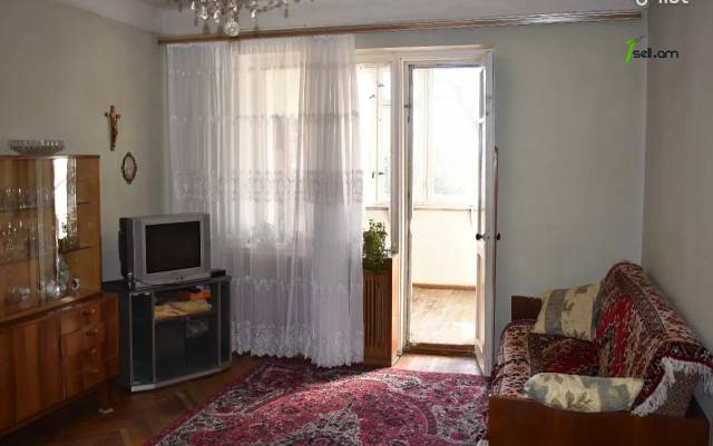 5 սենյականոց բնակարան Վահրամ Փափազյան փողոցում, 85 քմ, 2/5 հարկ, 2 սանհանգույց, քարե շենք