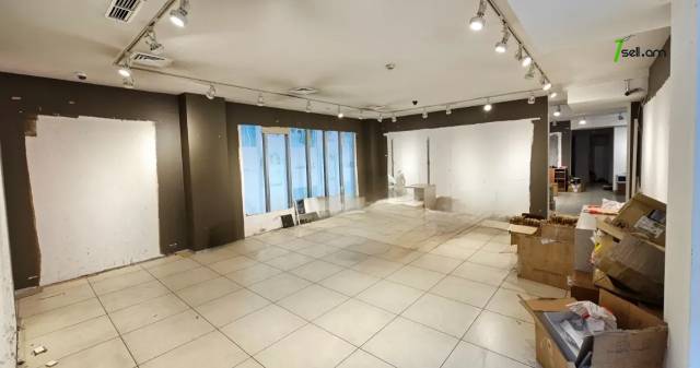 Բազմաֆունկցիոնալ գույք Հանրապետության փողոցում կենտրոնում, 1200 ք.մ.