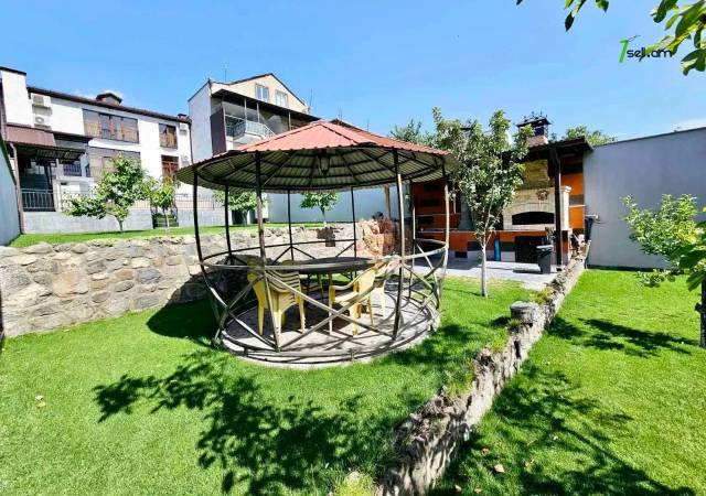 Երկու հարկանի քարե տուն Քաջազնունու փողոցում կենտրոնում, 750 ք.մ., 3+ սանհանգույց