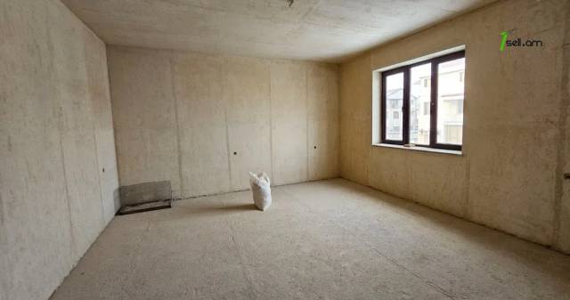 Երկու հարկանի տուն Պարույր Սևակի փողոցում Ավանում, 888 քմ, 2 սանհանգույց, մասնակի վերանորոգում