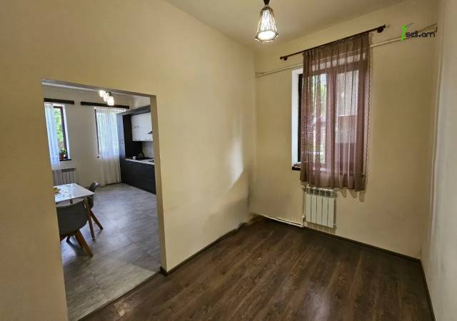 Երկու հարկանի քարե տուն Պարույր Սեվակի փողոցում Քասախում, 990 ք.մ., 2 սանհանգույց