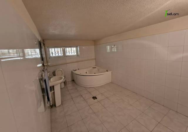 Երեք հարկանի քարե տուն Աջափնյակում, 500 ք.մ., 3+ սանհանգույց, եվրովերանորոգված