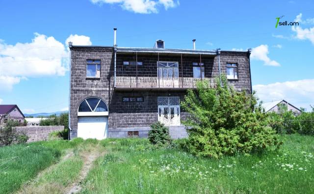 Երկու հարկանի քարե տուն, Ախուրյան խճուղի Ախուրյանում, 680 ք.մ., 2 սանհանգույց, մեծ հողամաս