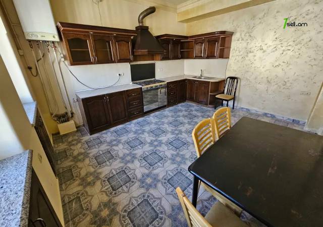 Երեք հարկանի քարե տուն Քաջազնունի փողոցում կենտրոնում, 1060 ք.մ., 3+ սանհանգույց