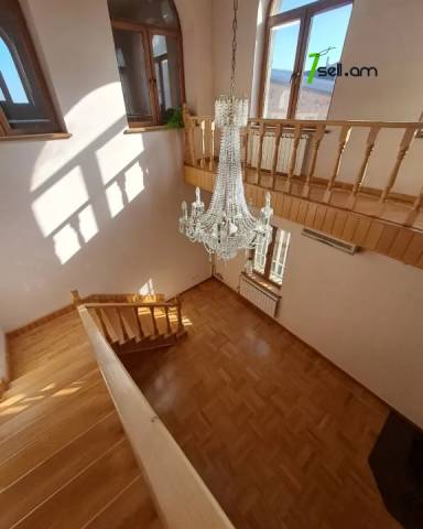 Բազմաֆունկցիոնալ գույք Վերին Անտառային փողոցում կենտրոնում, 400 ք.մ.