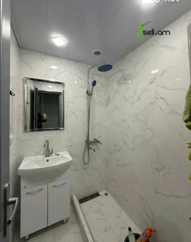 3 սենյականոց բնակարան Մամիկոնյանց փողոցում, 65 ք.մ., 2/5 հարկ, եվրովերանորոգված, քարե շենք