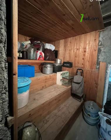 Երեք հարկանի քարե ամառանոց 16-րդ փողոցում Գետամեջում, 148 ք.մ., 2 սանհանգույց, մասնակի վերանորոգում