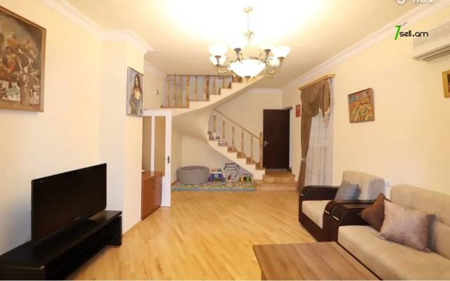 Երեք հարկանի քարե տուն Տիգրան Մեծի պողոտայում Էրեբունիում, 372 ք.մ., 2 սանհանգույց, եվրովերանորոգված