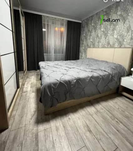 4 սենյականոց բնակարան, Hanrapetutyan Street, 90 ք.մ., բարձր առաստաղներ, նախավերջին հարկ