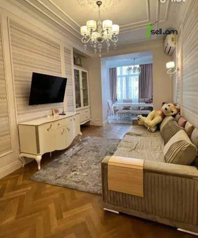 3 սենյականոց բնակարան Աբովյան փողոցում, 88 քմ, 2/5 հարկ, 2 սանհանգույց, բարձր առաստաղներ