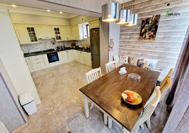 Չորս հարկանի տուն Առինջի 21-րդ փողոցում Առինջում, 950 ք.մ., 3+ սանհանգույց