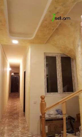 Երկու հարկանի քարե տուն Լենինգրադյան փողոցում Աջափնյակում, 280 քմ, 3+ սանհանգույց