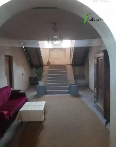 Երկու հարկանի քարե տուն, 7-րդ նրբանցք Մուղնիում, 248 քմ, 2 սանհանգույց, մասնակի վերանորոգում