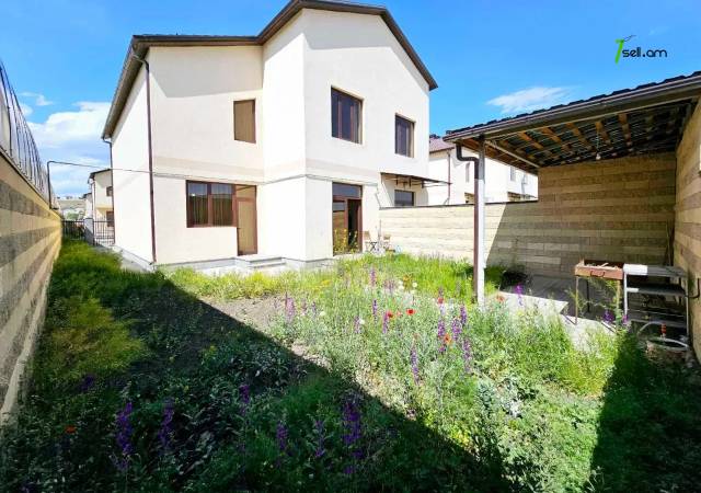 Երկու հարկանի տուն, Գ-1 թաղամաս Աջափնյակում, 552 ք.մ., 2 սանհանգույց, կապիտալ վերանորոգված