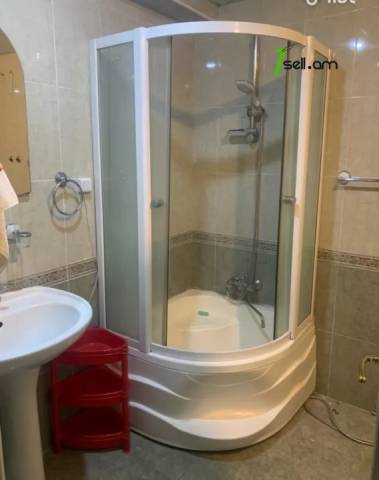 4 սենյականոց բնակարան Մանանդյան փողոցում, 134 ք.մ., մասնակի վերանորոգում, քարե շենք