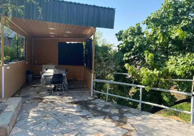 Երեք հարկանի քարե տուն Սերո Խանզադյան փողոցում Նորք Մարաշում, 370 ք.մ., 3+ սանհանգույց, մեծ հողամաս