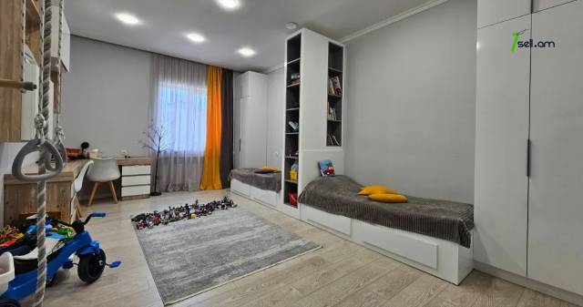 Երկու հարկանի տուն Դավիթ Բեկի փողոցում Էրեբունիում, 1400 քմ, կապիտալ վերանորոգված