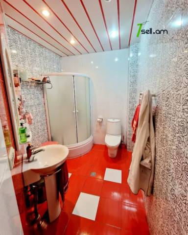 Ընդարձակ 5 սենյականոց բնակարան նորակառույց շենքում Այգեձորի փողոցում, 300 ք.մ., 3+ սանհանգույց