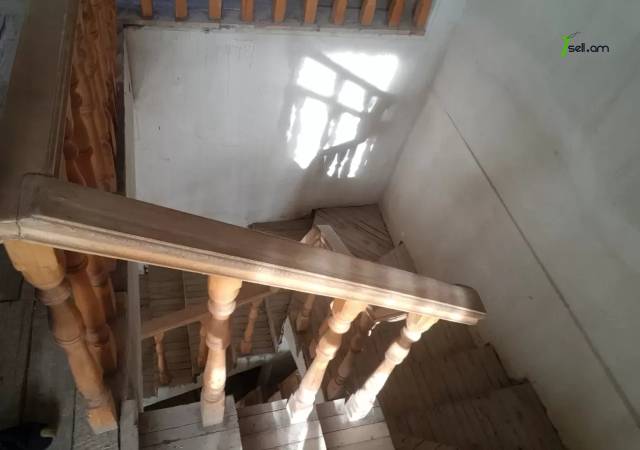 Երկու հարկանի քարե տուն Աբովյանում, 1600 ք.մ.