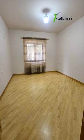 Երեք հարկանի քարե տուն Վրթանես Փափազյան փողոցում Արաբկիրում, 500 քմ, 3+ սանհանգույց